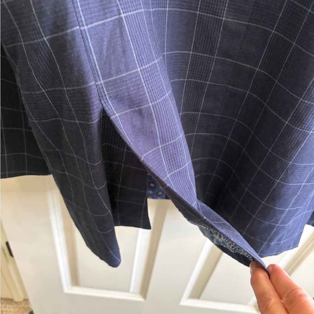 Like new size 46R Van Heusen Studio  Navy Plaid/Windowpane Blazer. Cool lining! - Picture 6 of 8